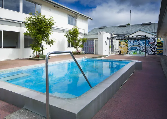 Four Canoes Motel