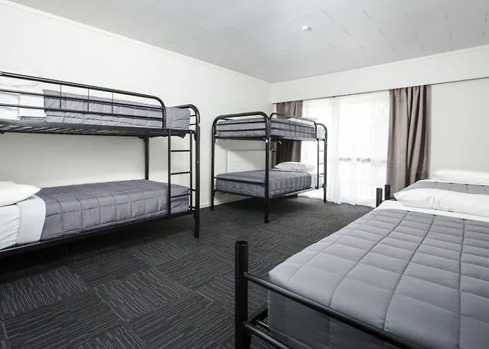 Four Canoes Motel 3*