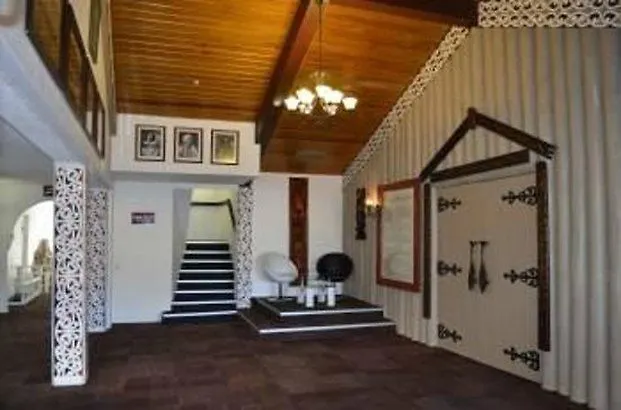 Four Canoes Motel